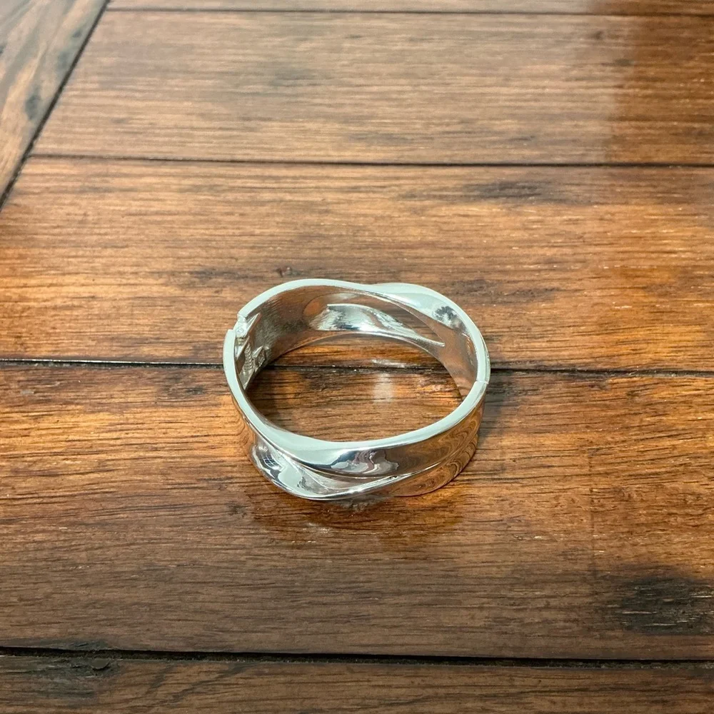 Silvertone bangle - Picture 1 of 3